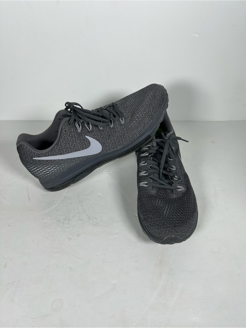 Nike Men's Black and Gray Mesh Training Sneakers